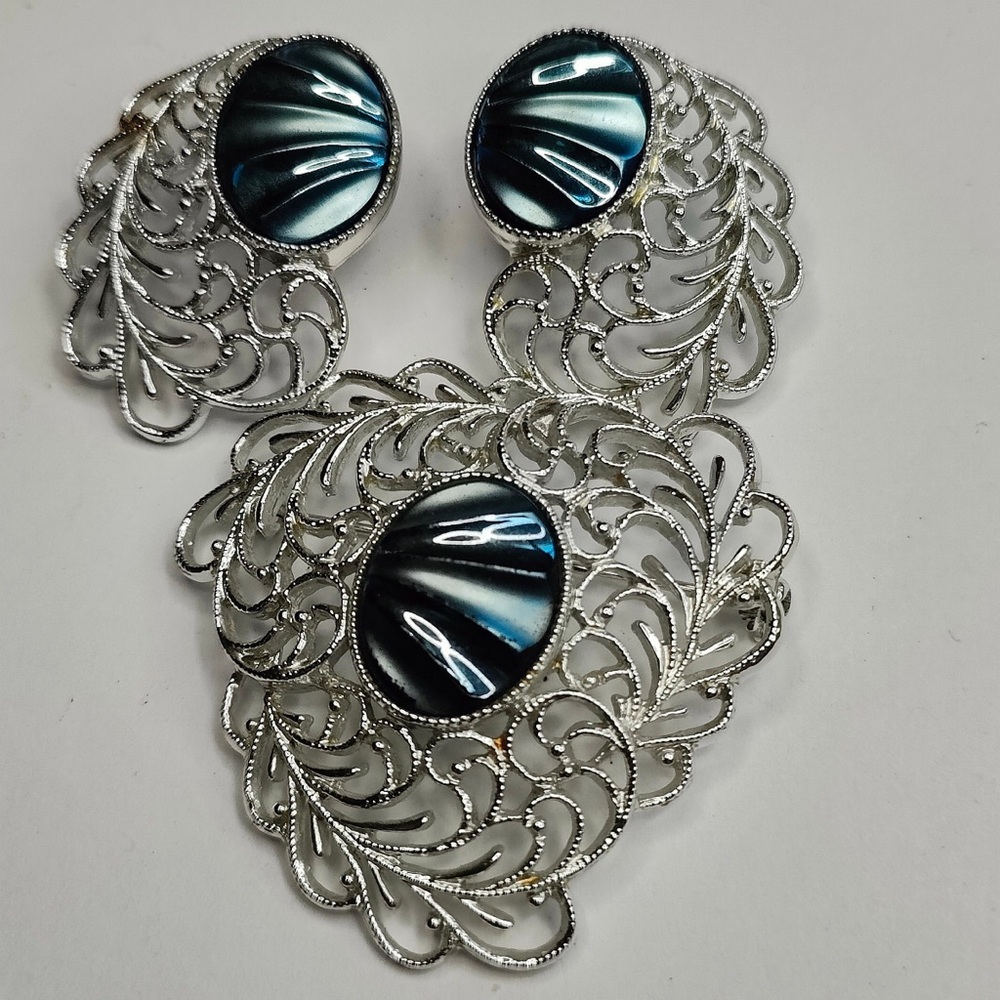 Mid Century Sarah Coventry Royal Plumage Clip On Earrings and Brooch set